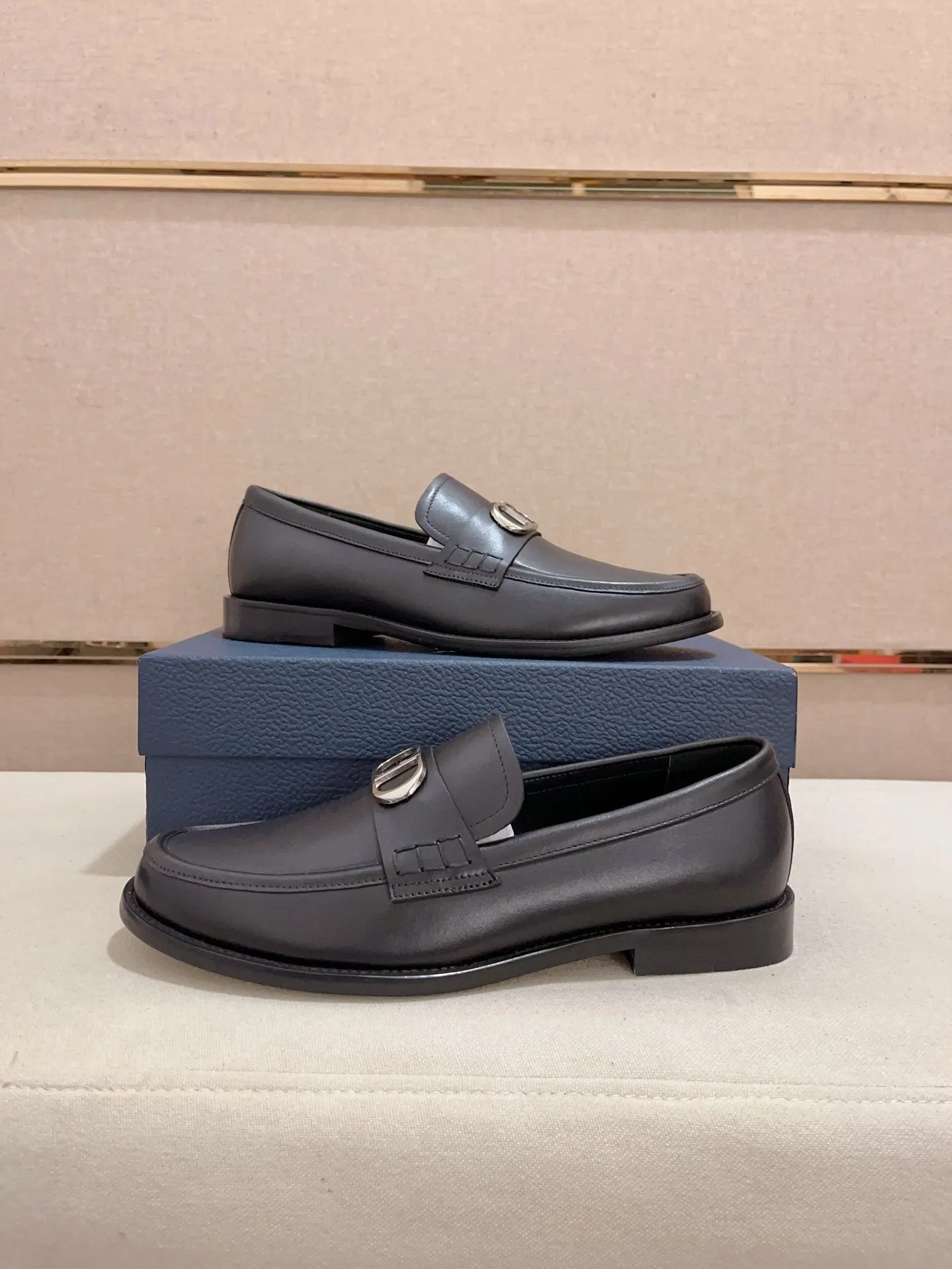 Men's shoes 💰: 560💰 High-end version of Dior Dior's new series. Famous actors and internet celebrities wear super popular designs. The sculptures of French artist Niki de Saint Phalle are designed as rings. Material: Imported original material ➕Painted cowhide Foot pads: cowhide Outsole: Rubber outsole Men's shoe size: 38~44 Can be customized to size 45